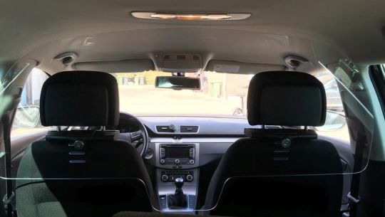 Transparante schermen in de Taxi.